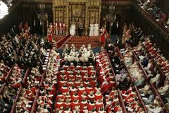 Lordi ustoupili, jednání o odchodu z EU mohou začít. Britský parlament schválil "brexitový" zákon