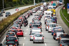 Dopravní peklo u českých hranic. V Německu budou z dálnic parkoviště, varuje autoklub