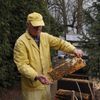 73letý lesník, dřevorubec a včelař Arnošt Klukas