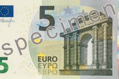 Euro změní podobu. Novou bankovku poznáte od května