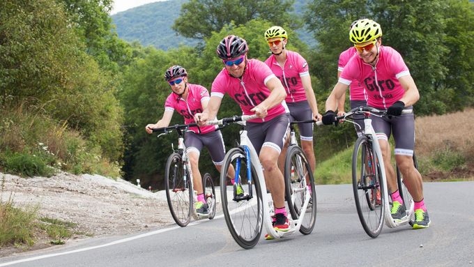 Český koloběžkářský tým Kick Italy 2017 během příprav výpravy na Giro d'Italia.