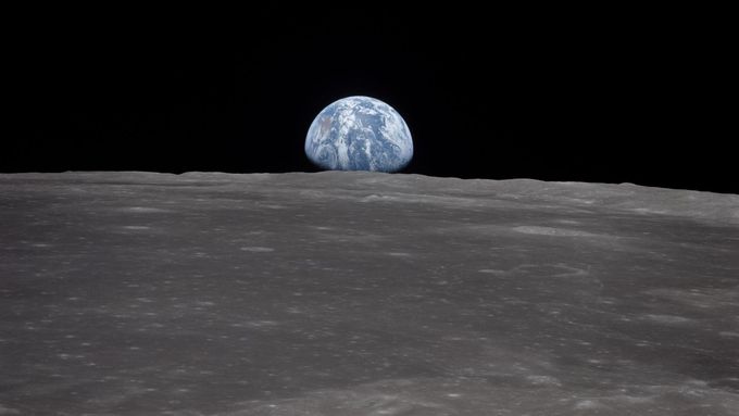 Podle Jamese Lovelocka nastavá věk, kdy moc nad Zemí (na snímku z Apolla 11, červenec 1969) přeberou stroje.