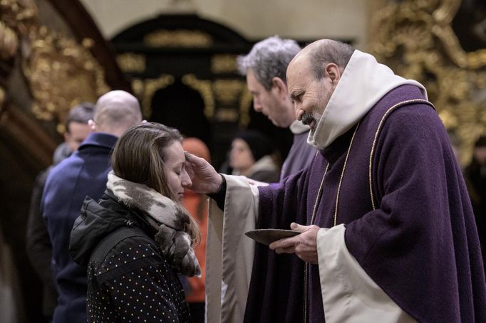 Tomáš Halík označuje věřící popelem na znamení pokání. Popeleční středou začíná čtyřicetidenní půst, během kterého bude v kostele viset kyvadlo.