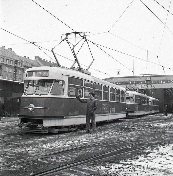 Fotografie z historie výrobního závodu Tatra Smíchov v Praze. Snímek z roku 1960.