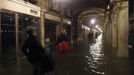 People carry their luggage in a flooded St Mark's Square at night during a period of seasonal high water in Venice November 1, 2012. The water level in the canal city rose to 140 cm (55 inches) above normal, according to the monitoring institute. REUTERS/Manuel Silvestri (ITALY - Tags: ENVIRONMENT SOCIETY TRAVEL DISASTER) Published: Lis. 1, 2012, 8:33 dop.