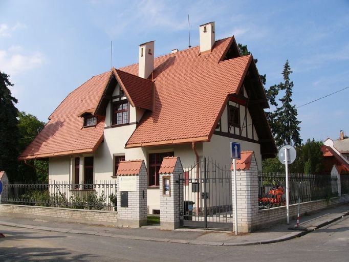 Trmalova vila na Praze 10 byla postavena v letech 1902 - 1903 pro rodinu ředitele obchodní školy Františka Trmalu podle návrhu Jana Kotěry. Obytné funkci sloužil dům až do roku 1945. Od roku1950 připadl státu a byl využíván ke kulturním a vzdělávacím účelům. V letech 1998 - 2000 probíhala rekonstrukce. Obnoveny byly i zahradní stavby - altán a kůlna. Vsoučasnosti slouží jako galerie a koncertní síň. V zahradě se konají svatební obřady.Národní kulturní památka.