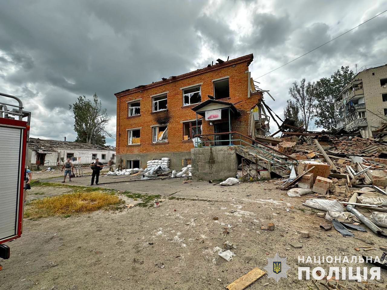 Zničená budova školy v Orichivu, která sloužila jako centrum humanitární pomoci a noclehárna. Lidé si tam mohli vyprat, dobít si mobily nebo se dívat na televizi.