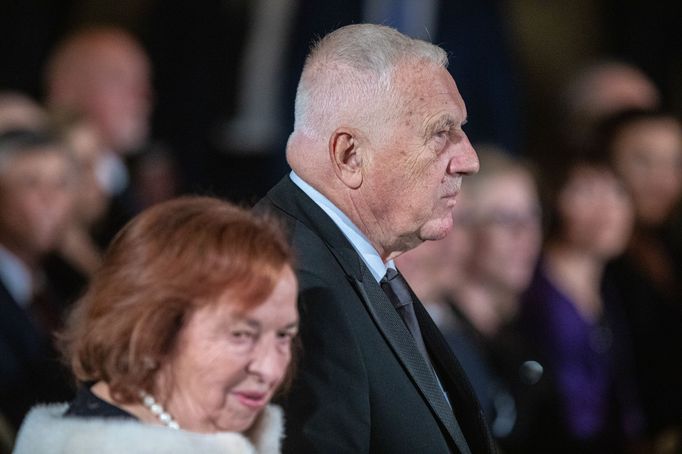 Prezident Petr Pavel udělil 28. 10. 2023 u příležitosti 105. výročí vzniku Československa státní vyznamenání, na snímku je exprezident Václav Klaus a Livie Klausová.