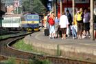 Mladá žena skočila pod vlak. Doprava Brno-Jihlava stojí