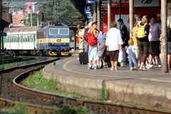 Mladá žena skočila pod vlak. Doprava Brno-Jihlava stojí