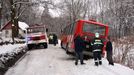 Během sněhové kalamity na Jesenicku museli hasiči vyprošťovat i dva autobusy z příkopu.