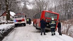 Jesenicko - sněhová kalamita - vyprošťování autobusu