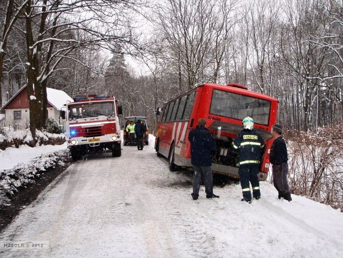 Během sněhové kalamity na Jesenicku museli hasiči vyprošťovat i dva autobusy z příkopu.