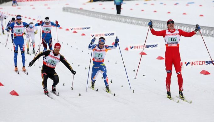 Těsný cíl sprintu mužských dvojic. Vítězí Norové (Ola Vigen Hattestad se raduje vpravo), o druhém místě pro Němce před Finy rozhodovala cílová kamera.