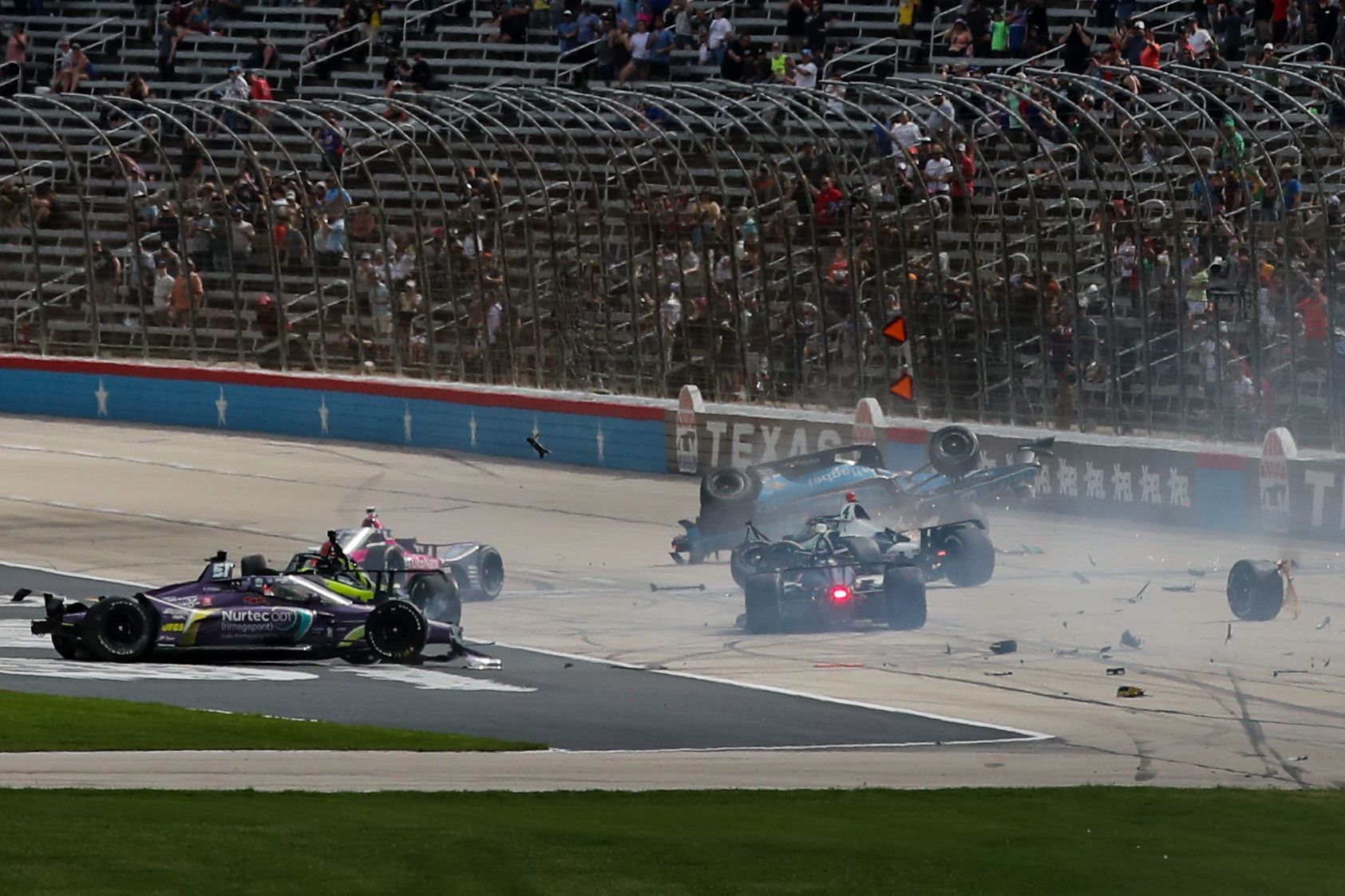 Havárie po startu závodu IndyCar XPEL 375 na oválu Texas Motor Speedway