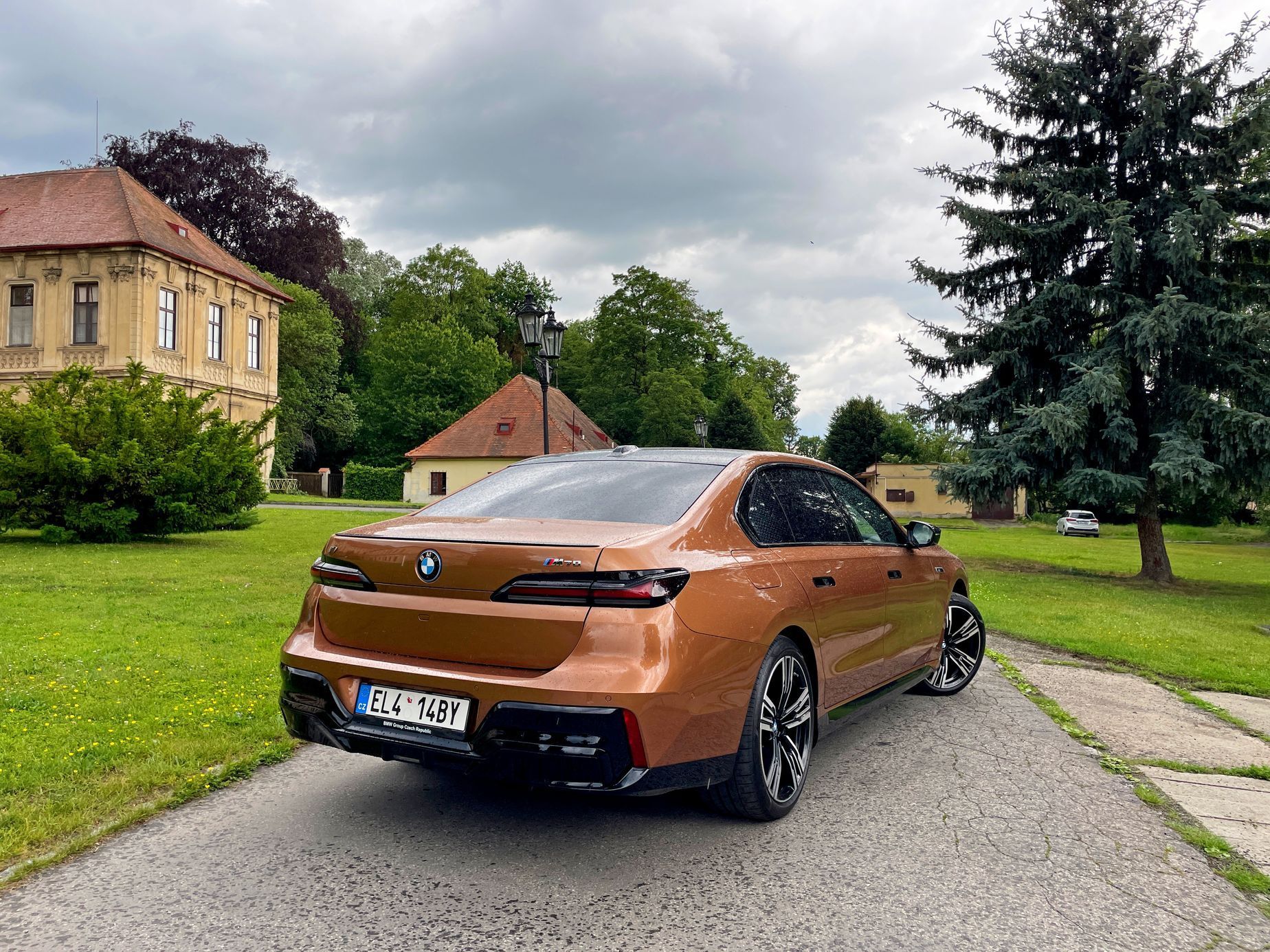 BMW i7 M70