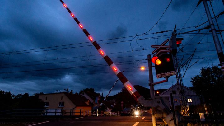 Zlepšovák, co má omezit masakry na českých přejezdech. Aktivní závory poprvé blikají