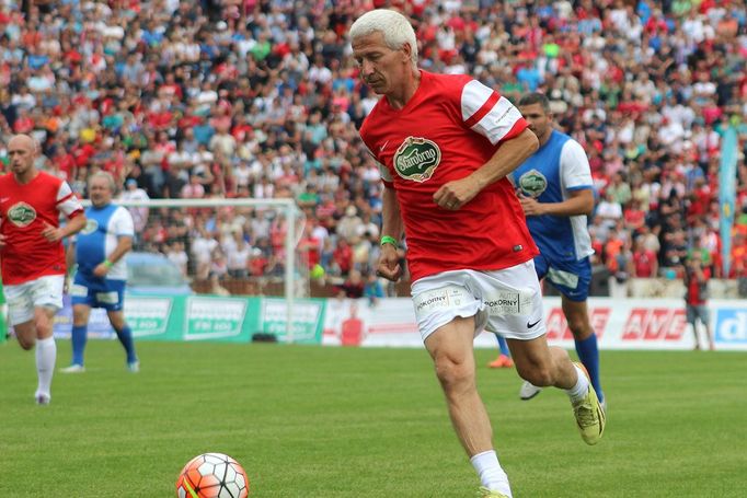 Petr Švancara se v sobotu rozloučil na legendárním fotbalovém stadionu Za Lužánkami se svojí kariérou. Na exhibici dorazily desetitisíce lidí.