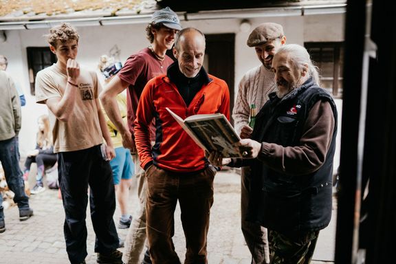 "Jerry, Savana, Kennedy, Frejďák…a Koza. Všichni trampové měli své přezdívky. Mně tak říkali, protože jsem měl velké zuby a smál se, jako když mečí koza."