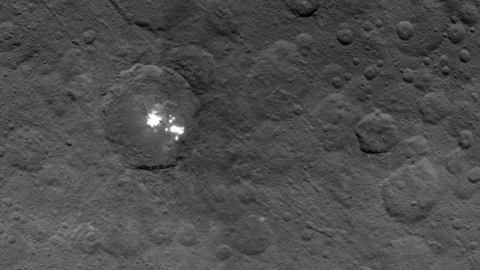 Detail povrchu planetky Ceres. Co to jen může být?