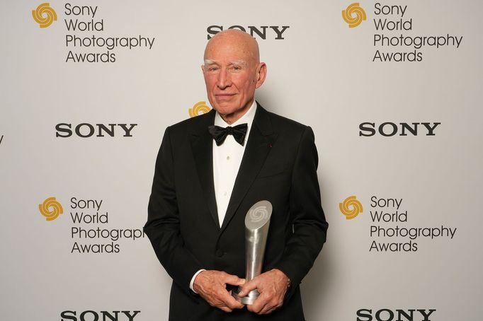 Sebastião Salgado při převzetí ceny za celoživotní přínos fotogrfafii, Sony World Photography Awards 2024, Londýn