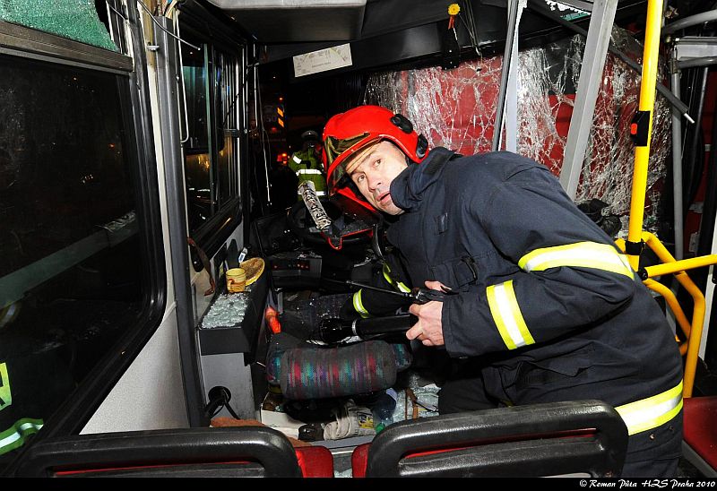 Nehoda autobusu a kamionu na Černém Mostě v Praze