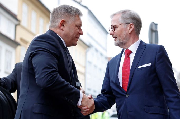 Slovenský premiér Robert Fico s českým protějškem Petrem Fialou.