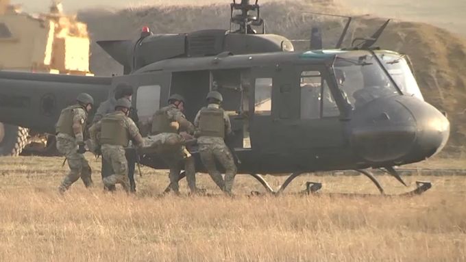 Gruzínská armáda před očima špiček NATO nacvičovala evakuaci zraněných. Velení Severoatlantické aliance právě vyjednávalo s Gruzií bližší spolupráci.