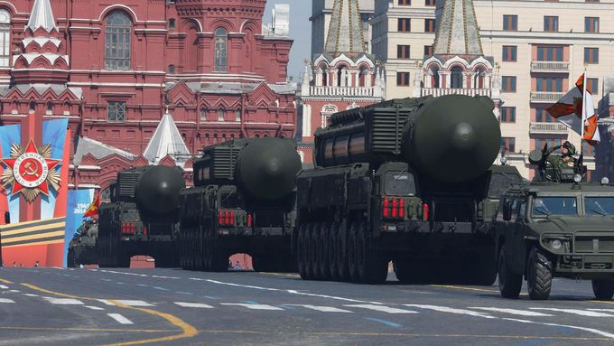 Vojenská přehlídka na Rudém náměstí. Moskva ukrajinské zbrojovky potřebuje.