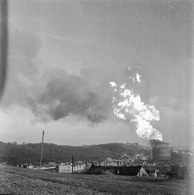 Požár plynojemu v Michelské plynárně, ke kterému došlo 6. ledna v roce 1961. Archivní snímek z historie Hasičského záchranného sboru v Praze.