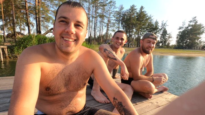 „Sáňkujeme na mrtvých Moskalech.“ Siesta rozvědčíků v rozbombardovaných lázních; Zdroj foto: Aktuálně.cz