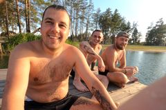 „Sáňkujeme na mrtvých Moskalech.“ Siesta rozvědčíků v rozbombardovaných lázních