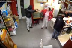 Šéfka baru zbila ozbrojeného lupiče jeho batohem. Muž se poté přišel přepadené ženě omluvit
