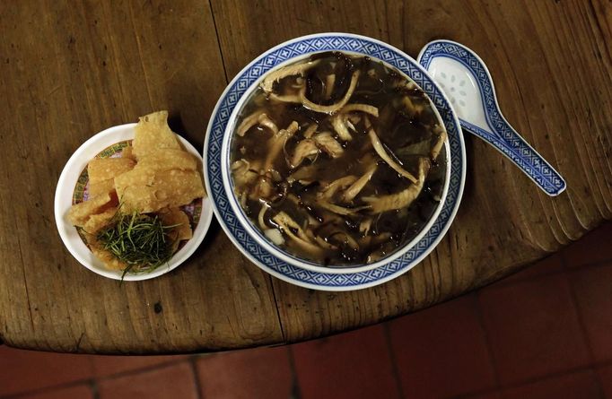 Snake meat is seen in a bowl of snake soup served at a snake soup shop in Hong Kong January 30, 2013. There are scores of people in Hong Kong who have through generations tamed snakes to make soup out of them, a traditional cuisine believed to be good for the health. Yet the people behind providing fresh snakes for the savoury meal thought to speed up the body's blood flow and keep it strong in the cold winter months may be doomed, with young people increasingly reluctant to take on a job they see as hard and dirty. Picture taken January 30, 2013. REUTERS/Bobby Yip (CHINA - Tags: ANIMALS SOCIETY FOOD) Published: Úno. 7, 2013, 2:01 odp.