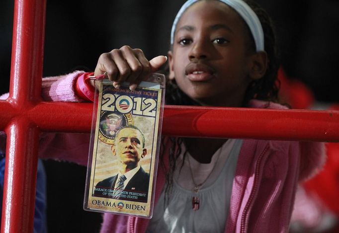 A girl holds up a commemorative ticket as U.S. President Barack Obama speaks during a campaign rally at Mentor High School in Mentor, Ohio, November 3, 2012. REUTERS/Jason Reed (UNITED STATES - Tags: POLITICS ELECTIONS USA PRESIDENTIAL ELECTION) Published: Lis. 3, 2012, 5:29 odp.