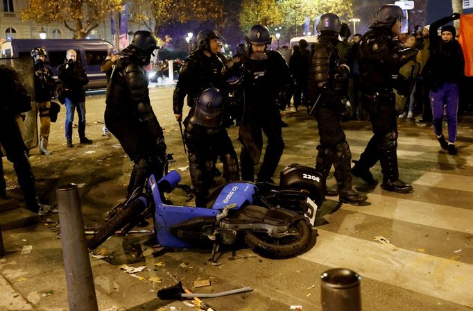 Výtržnosti marockých fanoušků v ulicích Paříže