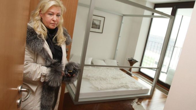 A Russian women interested in buying a flat in Prague's new expensive residential quarter called Central Park