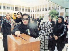 Od roku 2003 smějí v Ománu volit i kandidovat také ženy. Moc se toho však zatím nezměnilo