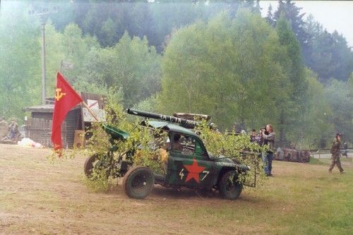 Karel Vachek: Bohemia Docta - Recesistický tank ,,osvobozuje" vesnici Janov v Orlických horách
