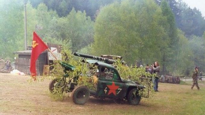 Karel Vachek: Bohemia Docta - Recesistický tank ,,osvobozuje" vesnici Janov v Orlických horách