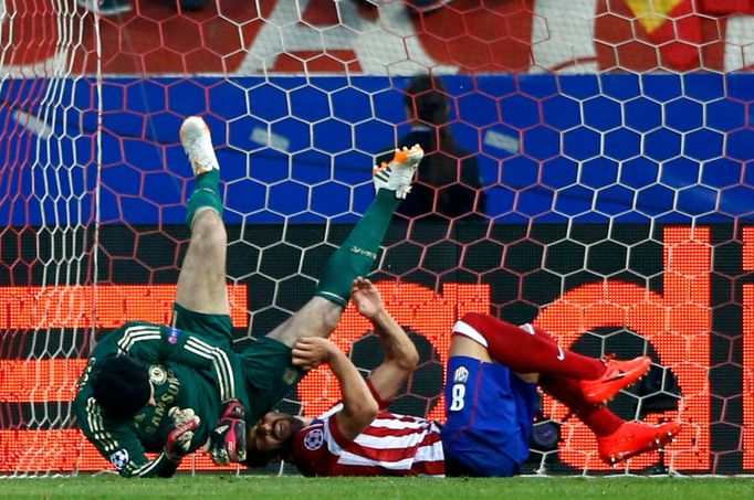 LM, Atlético-Chelsea: zraněný Petr Čech - srážka s Raulem Garciou (8)