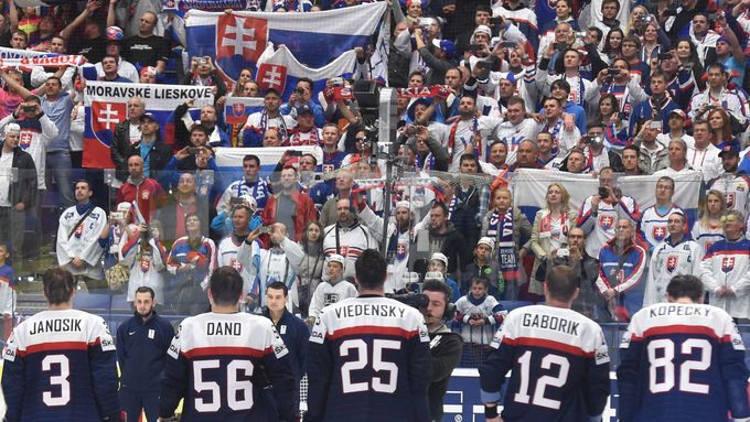 Slovenští hokejisté nevyužili téměř domácího prostředí v Ostravě a nepostoupili ze skupiny.