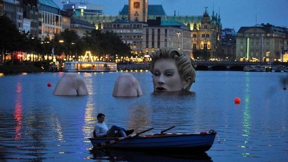 Léto plné podivuhodných soch: Vznikla obří nymfa i necudná Marilyn