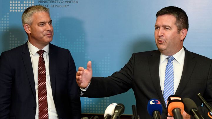 Práva Čechů v Británii zůstanou i nadále stejná, slíbil ministr pro brexit Hamáčkovi