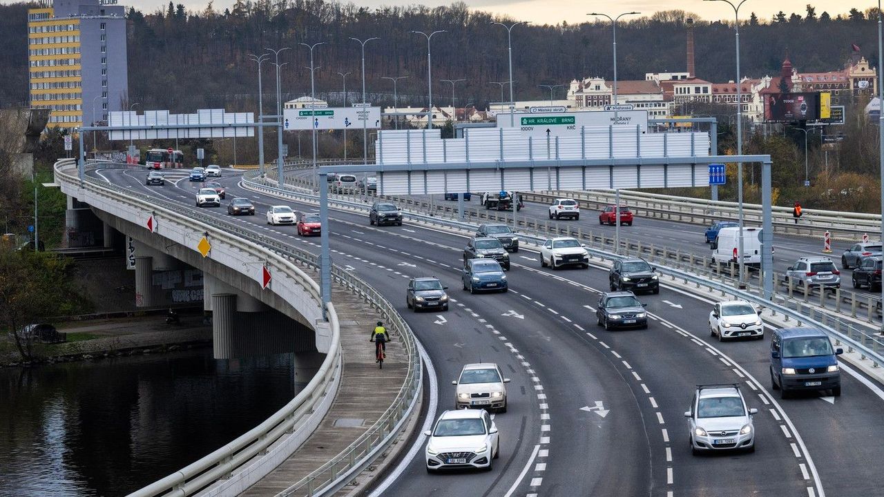 Řidiči ve všech osmi pruzích. Oprava Barrandovského mostu za miliardu je u konce