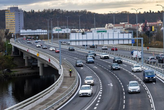 Zrekonstruovaný Barrandovský most po slavnostním otevřením všech osmi pruhů.