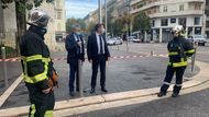 Starosta Nice Christian Estrosi mluví s policisty nedaleko útoku.