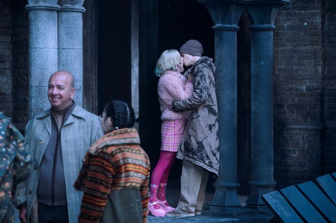 Emma Myers jako Enid a Georgie Farmer coby Ajax.