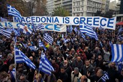 Desítky tisíc Řeků protestovaly kvůli názvu Makedonie, někteří se střetli s policií