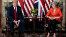 Donald Trump a Theresa Mayová ve Velké Británii.